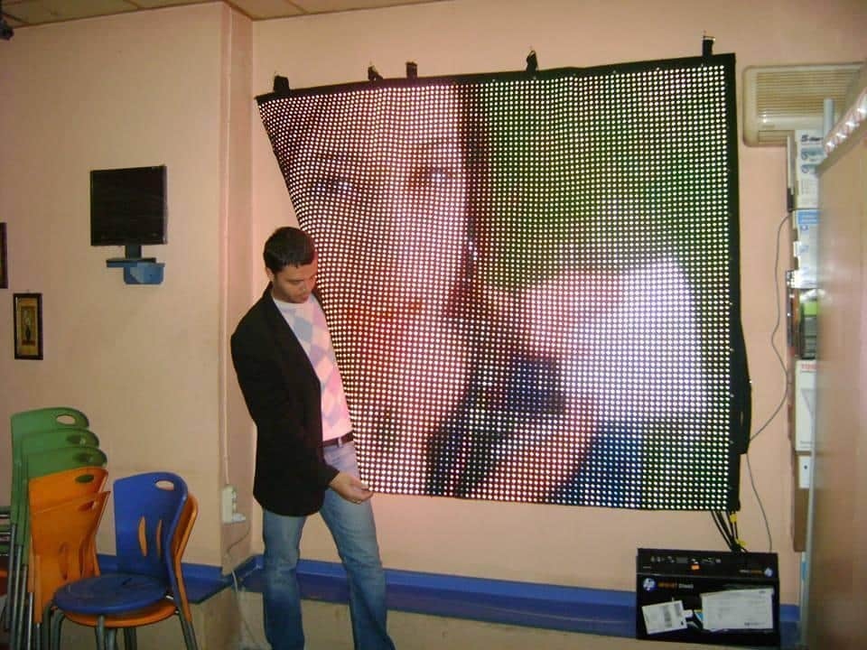 Duvara asılı katlanabilir esnek LED perde ekran testleri